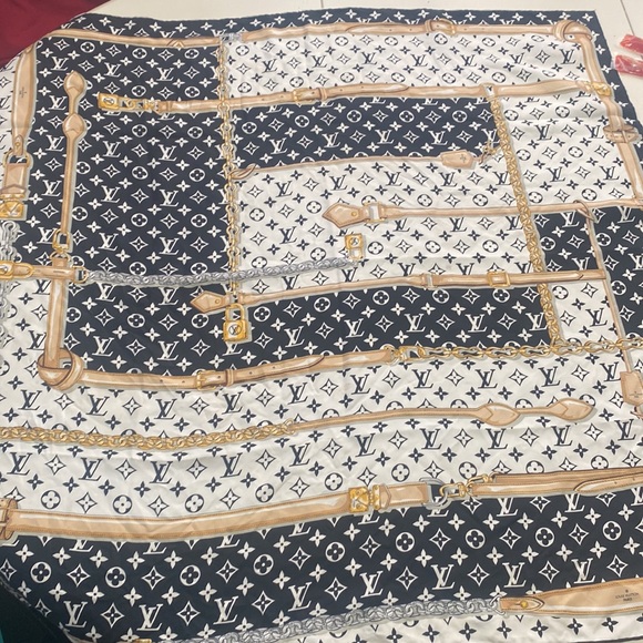 Louis Vuitton Scraf - Picture 2 of 3